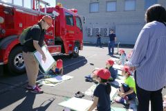 消防車の絵描きに挑戦 足寄小児童 6