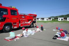 消防車の絵描きに挑戦 足寄小児童 7