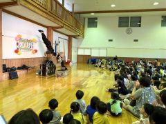 バルーンアートに子どもたち歓声　足寄町あしょろ子どもセンターで大道芸ショー 4