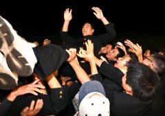野球部員やOBの3年生から胴上げされる帯農の澁谷純希投手(24日午後8時10分ごろ、塩原真撮影)