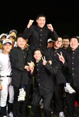 野球部員やOBの3年生から担がれ祝福される帯農の澁谷純希投手(24日午後8時10分ごろ、 塩原真撮影)