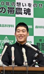 記者会見で「ファイターズは憧れのチーム」と笑顔で語る澁谷純希投手(24日午後7時50分ごろ帯広農業高校で。塩原真撮影)