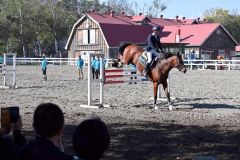 高さ130センチの障害を乗り越えたフリーデン・アポロ号と佐藤職員