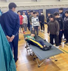 本別中央小で一日防災学校 段ボールベッド作製や大雨の危険性など学ぶ 3