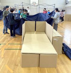 本別中央小で一日防災学校 段ボールベッド作製や大雨の危険性など学ぶ 4