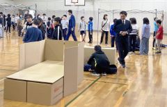 本別中央小で一日防災学校 段ボールベッド作製や大雨の危険性など学ぶ 5