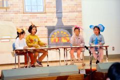 小学1~3年生による劇「犬のお客様」の一場面。各学年が練習を積んだ演目を披露した