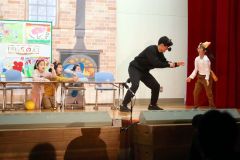 小学1~3年生による劇「犬のお客様」の一場面。各学年が練習を積んだ演目を披露した