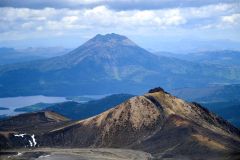 雌阿寒岳青沼付近から見えた剣ケ峰(手前)と雄阿寒岳(奥)