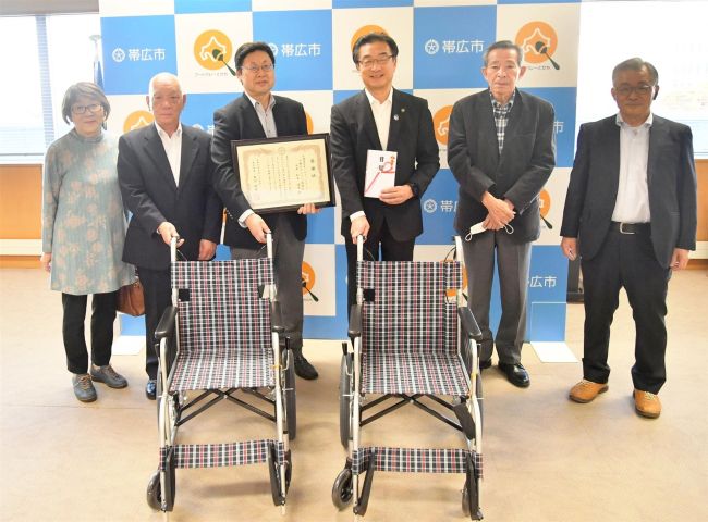 ファイターズ十勝ビクトリー後援会が市へ車いす2台寄贈