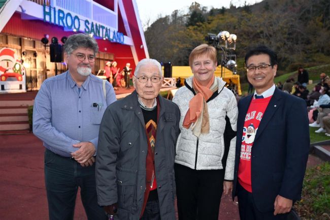 「愛と平和」これからも 広尾サンタランド40年 点灯式にノルウェー大使と元町長・泉さん
