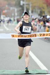 1時間17分35秒で女子総合優勝を果たした嶋田早紀