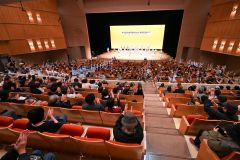 フィナーレでは全参加連による乱舞で会場を盛り上げた(27日、須貝拓也撮影)