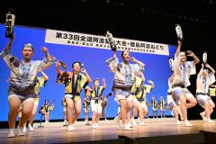 迫力のある踊りを披露した帯広平原連・エクラ合同連(27日、須貝拓也撮影)