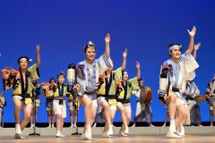 迫力のある踊りを披露した帯広平原連・エクラ合同連(27日、須貝拓也撮影)