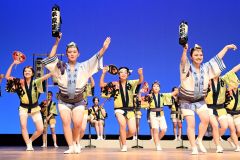 迫力のある踊りを披露した帯広平原連・エクラ合同連(27日、須貝拓也撮影)