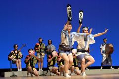 迫力のある踊りを披露した帯広平原連・エクラ合同連(27日、須貝拓也撮影)