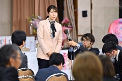 報道陣の取材を受ける石川香織氏(27日午後9時すぎ、塩原真撮影)