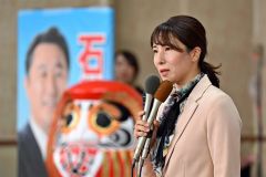 当確を決め支援者にあいさつする石川香織氏(27日午後8時50分ごろ、塩原真撮影)