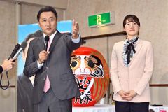 妻の香織氏の当確を受け支援者にあいさつする石川知裕氏(27日午後8時半ごろ、塩原真撮影)