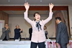 当確を決め支援者に手を振る石川香織氏(27日午後8時20分すぎ、塩原真撮影)