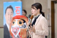 当確を決め支援者にあいさつする石川香織氏(27日午後8時50分ごろ、塩原真撮影)