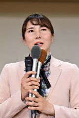 当確を決め支援者にあいさつする石川香織氏(27日午後8時50分ごろ、塩原真撮影)