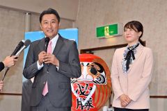 妻の香織氏の当確を受け支援者にあいさつする石川知裕氏(27日午後8時半ごろ、塩原真撮影)