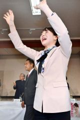 当確を決め支援者に手を振る石川香織氏(27日午後8時20分すぎ、塩原真撮影)