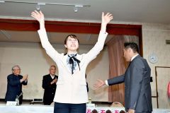 当確を決め支援者に手を振る石川香織氏(27日午後8時20分すぎ、塩原真撮影)