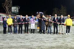 北見記念を初制覇。重賞20勝目を飾ったメムロボブサップ。馬の右が坂本東一調教師