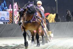 力強い歩みで一人旅。2着に大差を付けて快勝したメムロボブサップと阿部騎手