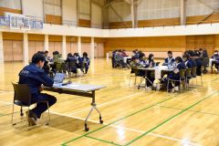 避難所の設営について意見を出し合う陸別中学校の生徒たち