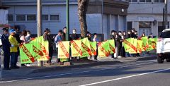 旗を持って安全運転を呼び掛ける参加者ら