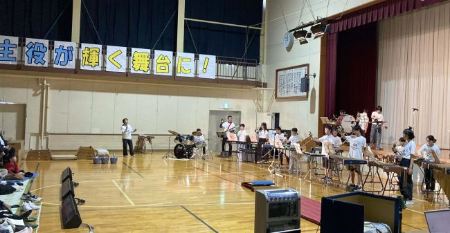 来春閉校の学びやに刻む演奏や劇 仙美里小で最後の学習発表会