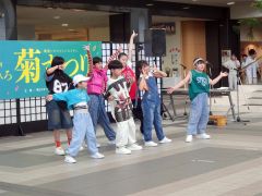 チビュニティの小学生チームのパフォーマンス