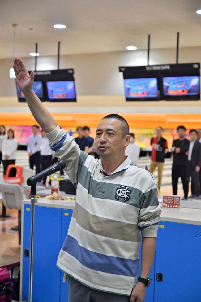 44チームの熱戦スタート 職場対抗ボウリング