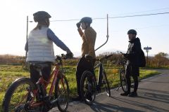 日高山脈を巡るモニターツアーを楽しむ参加者(25日、中札内村)