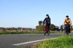 日高山脈を巡るモニターツアーを楽しむ参加者(25日、中札内村)