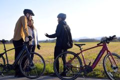 日高山脈を巡るモニターツアーを楽しむ参加者(25日、中札内村)