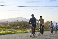 日高山脈を巡るモニターツアーを楽しむ参加者(25日、中札内村)