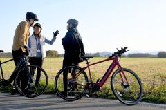 日高山脈を巡るモニターツアーを楽しむ参加者(25日、中札内村)