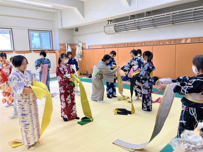 中学生、浴衣の着付けに挑戦 芽室中学校 小林豊子きもの学院帯広本校がサポート