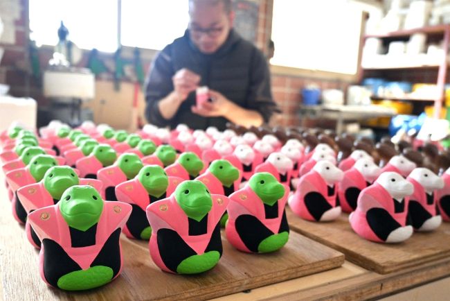 出番近づく来年の干支「巳」 狩勝窯で制作急ピッチ