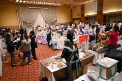 さまざまな食品が並ぶ会場