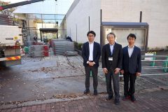 11月1日からの再開に向けて準備を進める帯広美術館職員ら。中央は川端雄一館長。