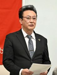 あいさつする橋枝局長