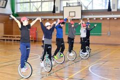 世界チャンピオンの指導で学習発表会へ一輪車練習 愛国小