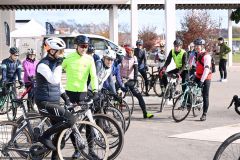 道の駅かみしほろを出発する直前の参加者らの様子