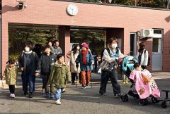 オープンと共に多くの来園者が入場した(4日午前9時半ごろ。金野和彦撮影)